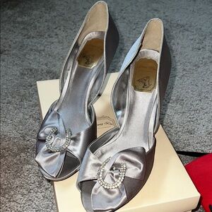 Chic Silver Satin Peep-Toe Heels Jinny Kim shoes 9.5 Crystal horseshoe